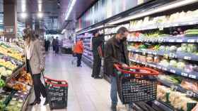 Consumidores en un supermercado de Eroski.