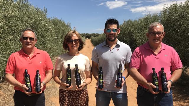 La familia Delgado y sus premiados aceites, de izquierda a derecha: Esteban, Alicia, Diego y Jesús.