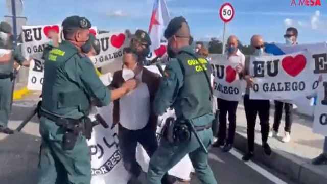 Protesta de A Mesa en A Toxa.La concentración convocada por A Mesa en O Grove para denunciar la deturpación del topónimo de A Toxa se ha saldado con momentos de tensión en los que la Guardia Civil llegó a empujar a varios de los manifestantes para apartarlos de la carretera.ESPAÑA EUROPA GALICIA SOCIEDADA MESA