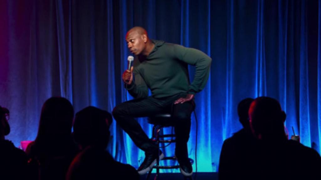 Dave Chappelle en su nuevo especial de comedia.