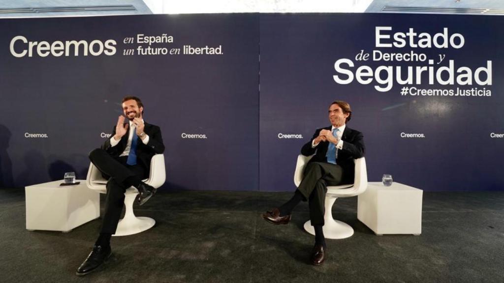 Casado y Aznar, en un momento del coloquio.