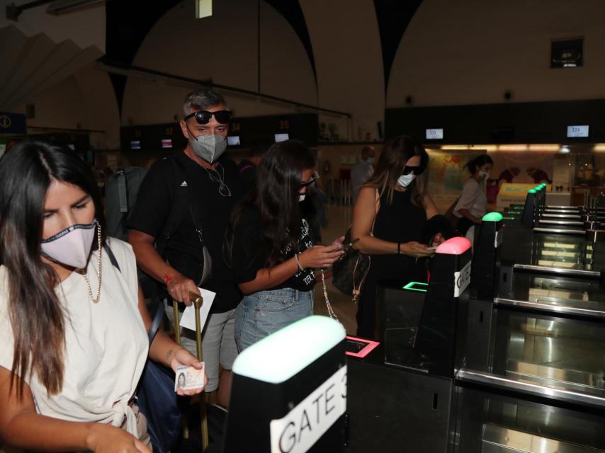 Isa Pantoja, Antonio Abad, Anabel Pantoja y Raquel Bollo en el aeropuerto de Sevilla este jueves por la tarde.