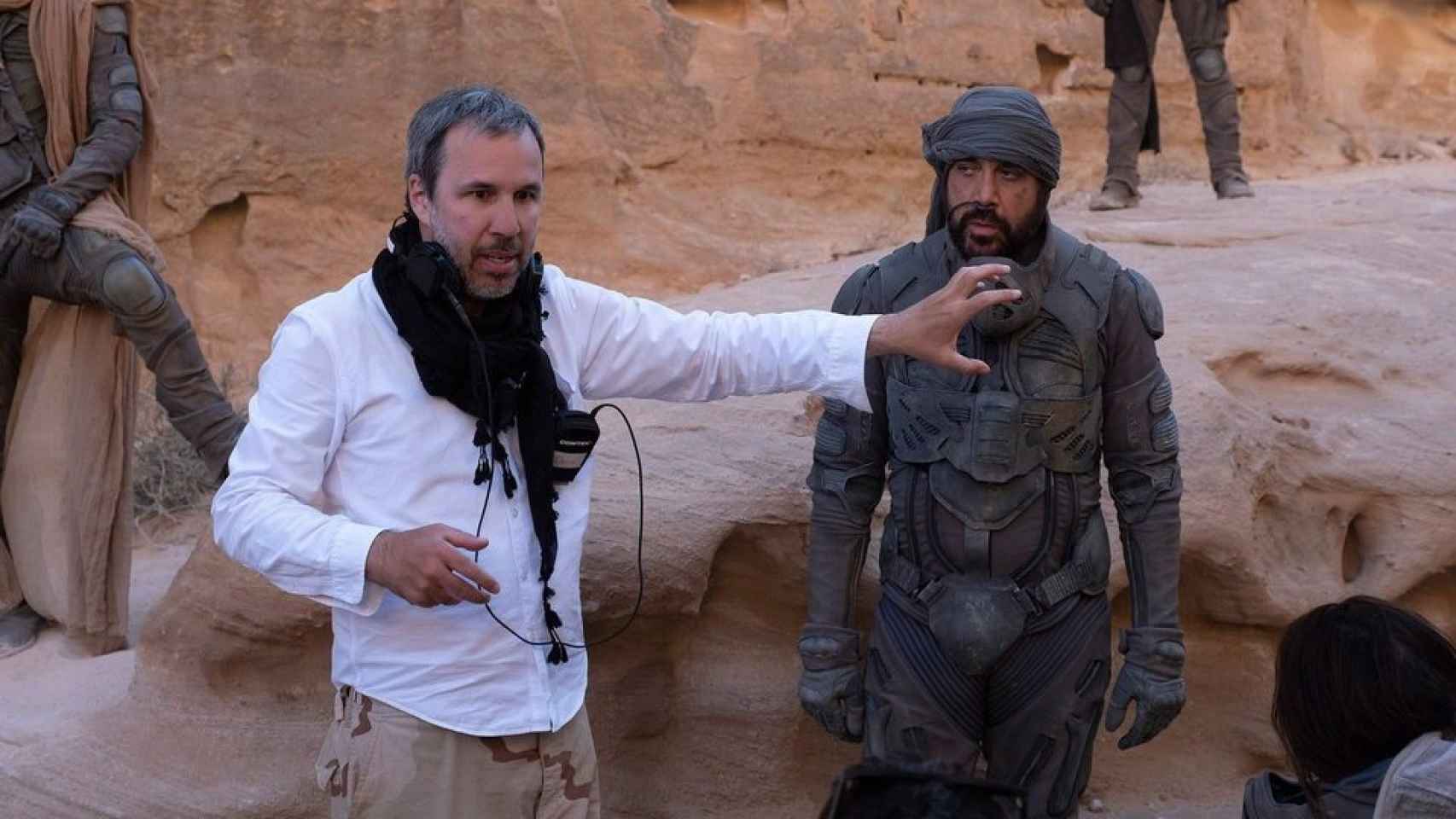 El director Denis Villeneuve y Javier Bardem, durante el rodaje de 'Dune'.