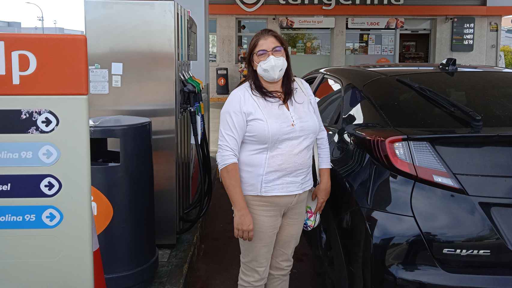 Isabel Prieto, una ciudadana que estaba repostando en una gasolinera.