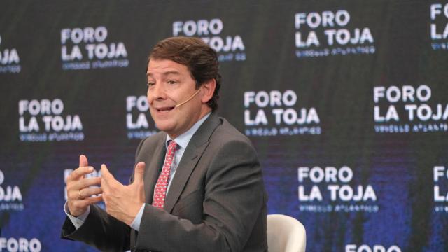 Mañueco asiste a la mesa de debate “La Financiación de las Autonomías: atender a la diversidad y a la cohesión”, dentro del Foro La Toja 2021