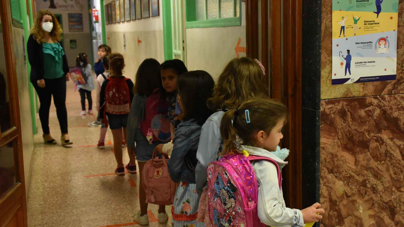Niños haciendo cola para entrar en clase en el Colegio Amor de Dios de Zamora