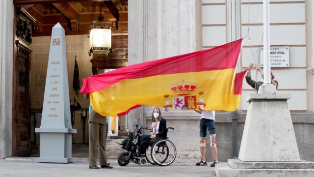 ICAL | Un momento del arriado de la bandera nacional