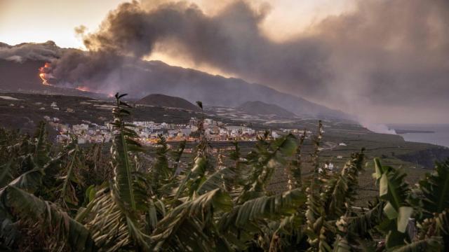 Columna de humo y lava del volcán de Cumbre Vieja a su llegada al mar, a 29 de septiembre.