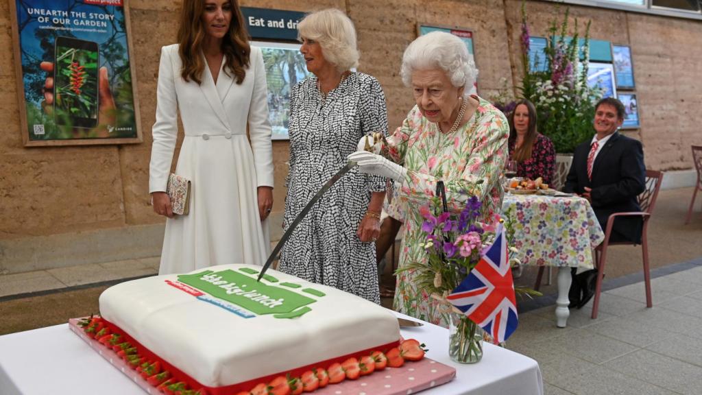 La reina Isabel II junto a Kate Middelton y Camila.