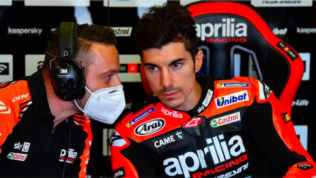 Maverick Viñales en el box de Aprilia