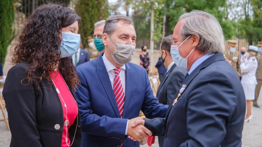 Nicolás recibe la Cruz Militar por su empeño en incorporar militares al ámbito laboral civil