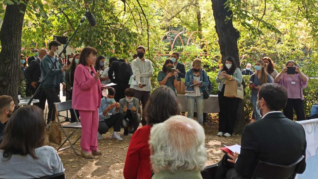 Cristina Narbona durante su intervención en la presentación del manual de supervivencia en el Jardín Botánico de Madrid.