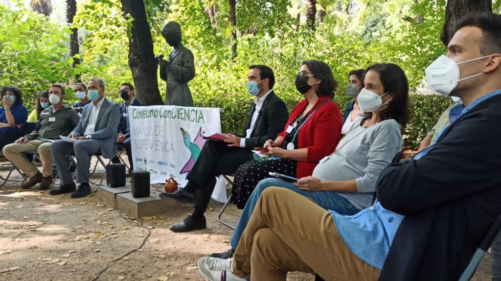 El ministro Garzón junto a representantes de las oenegés durante la presentación de ayer.