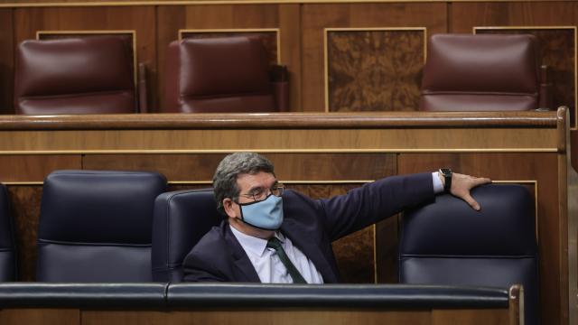 José Luis Escrivá, ministro de Inclusión y Seguridad Social, atiende el debate de la reforma de pensiones.