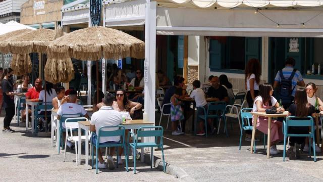 Terrazas de varios bares en el paseo de Pedregalejo, en Málaga capital.