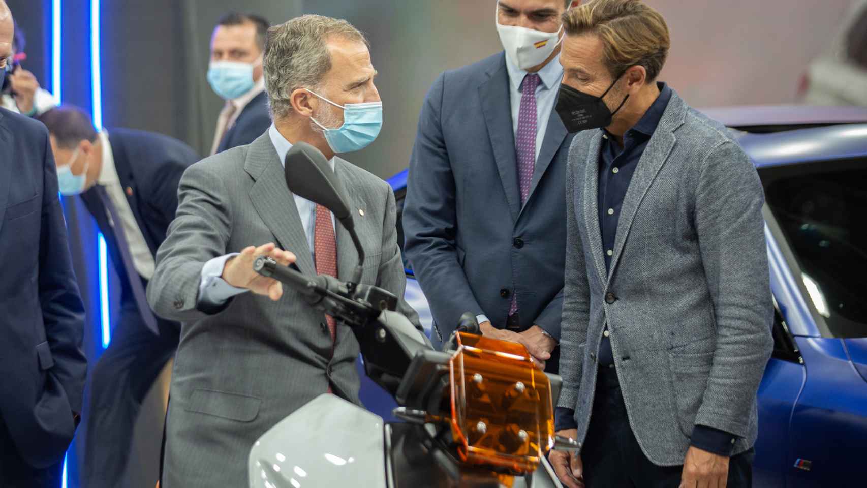 El Rey Felipe muestra su afición (y su apoyo) a la industria del motor en el Salón de Barcelona