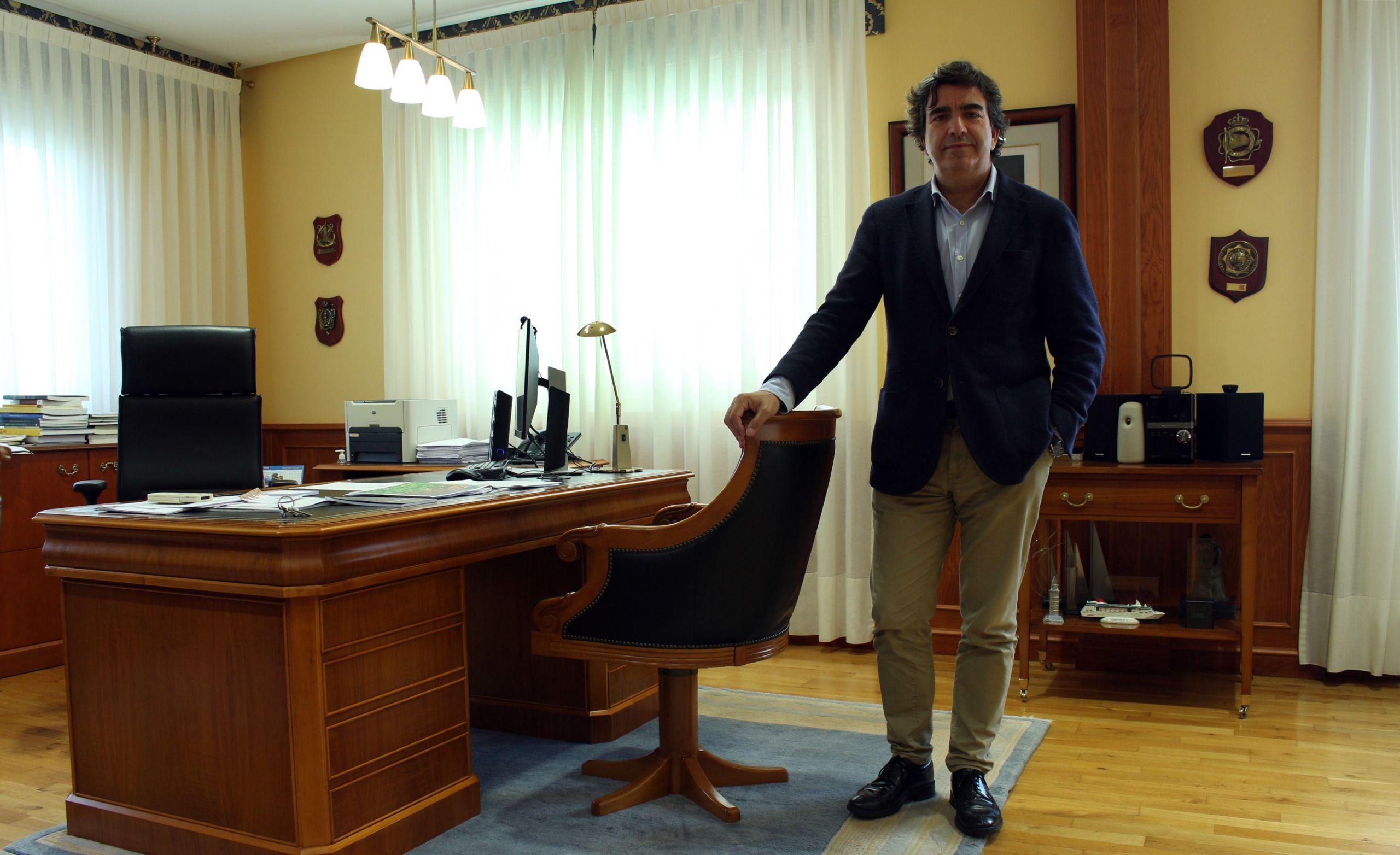 El presidente de la Autoridade Portuaria de A Coruña, Martín Fernández Prado, en su despacho.