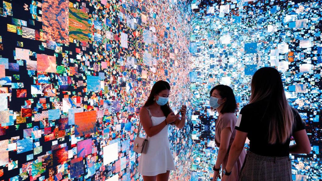 Visitantes junto a una instalación en  Hong Kong que se convirtió en NFT y se subastó 'online' en Sotheby's.