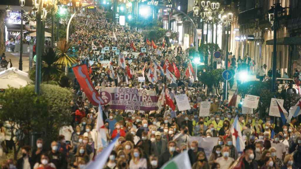 Miles de personas se manifiestan en Vigo en defensa de la sanidad pública y de la Atención Primaria, en una protesta convocada por la Junta de Personal del Chuvi