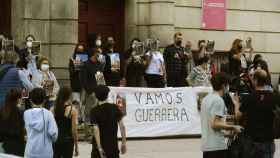 Varias personas durante una concentración en apoyo a la niña de 14 años agredida el pasado 9 de septiembre, frente a la Subdelegación del Gobierno de Ourense