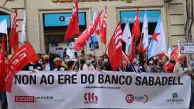 Protesta del personal de Sabadell en Vigo.