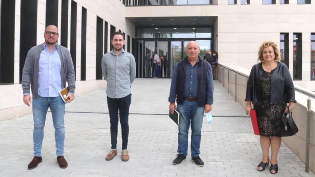 Los alcaldes de Horche, Cabanillas del Campo, Alovera y Yunquera de Henare, este jueves en los Juzgados contra la okupación.