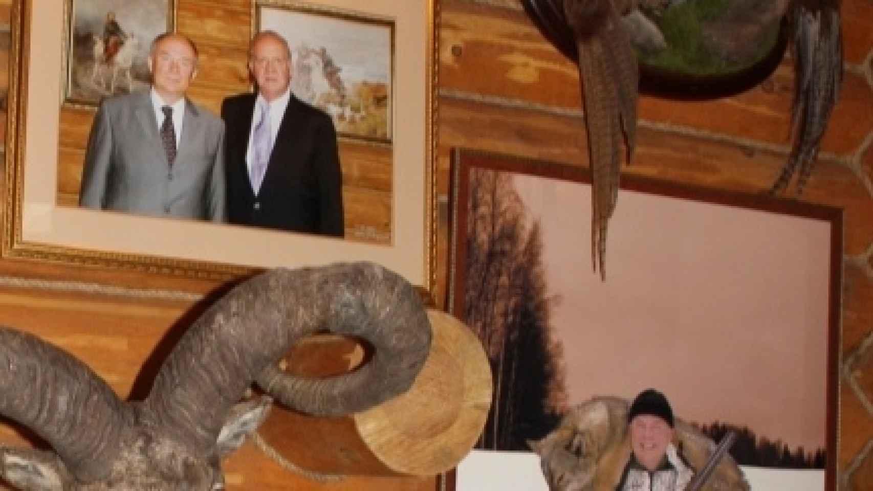 Fotos del gobernador expuestas en la Casa del Urogallo; con el rey cuando estuvo allí, y en una cacería de lobos.