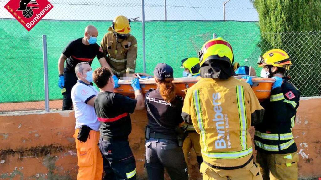 El trabajador del club de tenis de Denia es rescatado tras caérsele el muro encima.