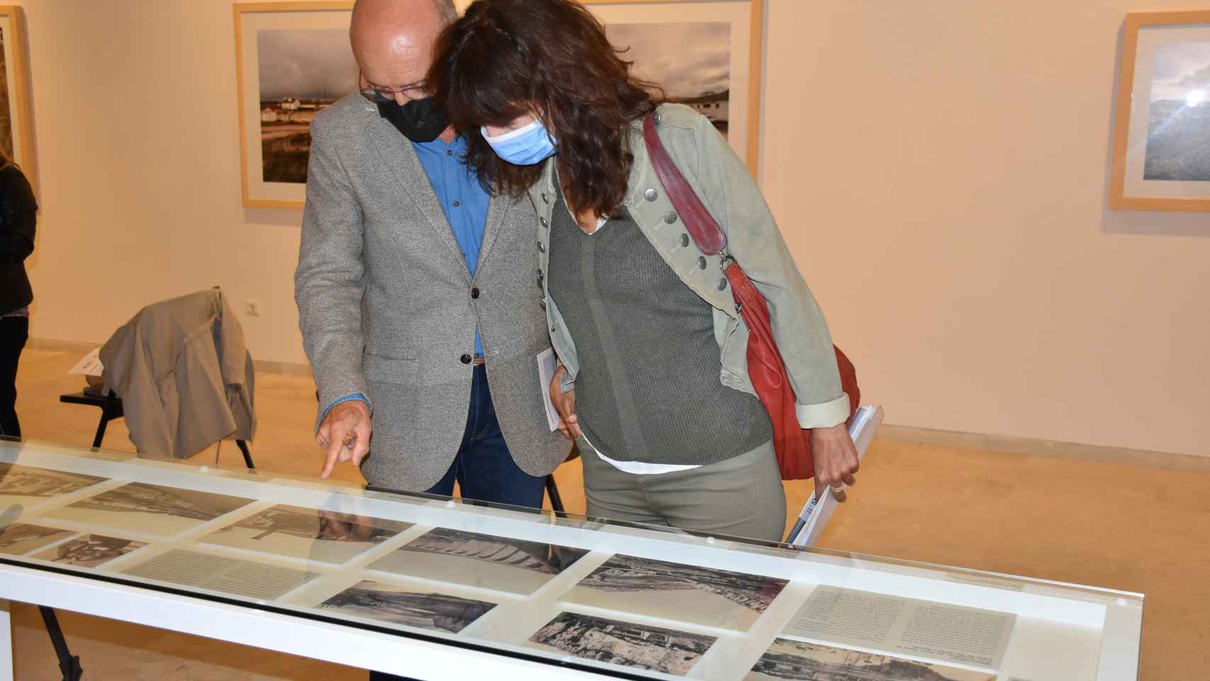 Ana Redondo y Ricardo González contemplan algunas de las imágenes de la exposición