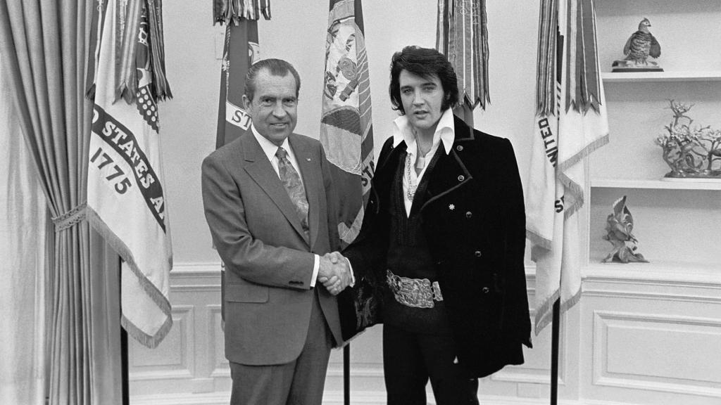 Elvis en Graceland con su piano Knabe blanco.