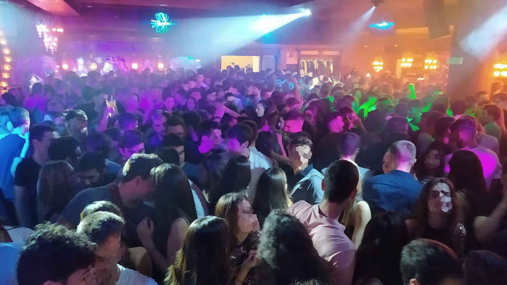 Gente bailando en una discoteca.