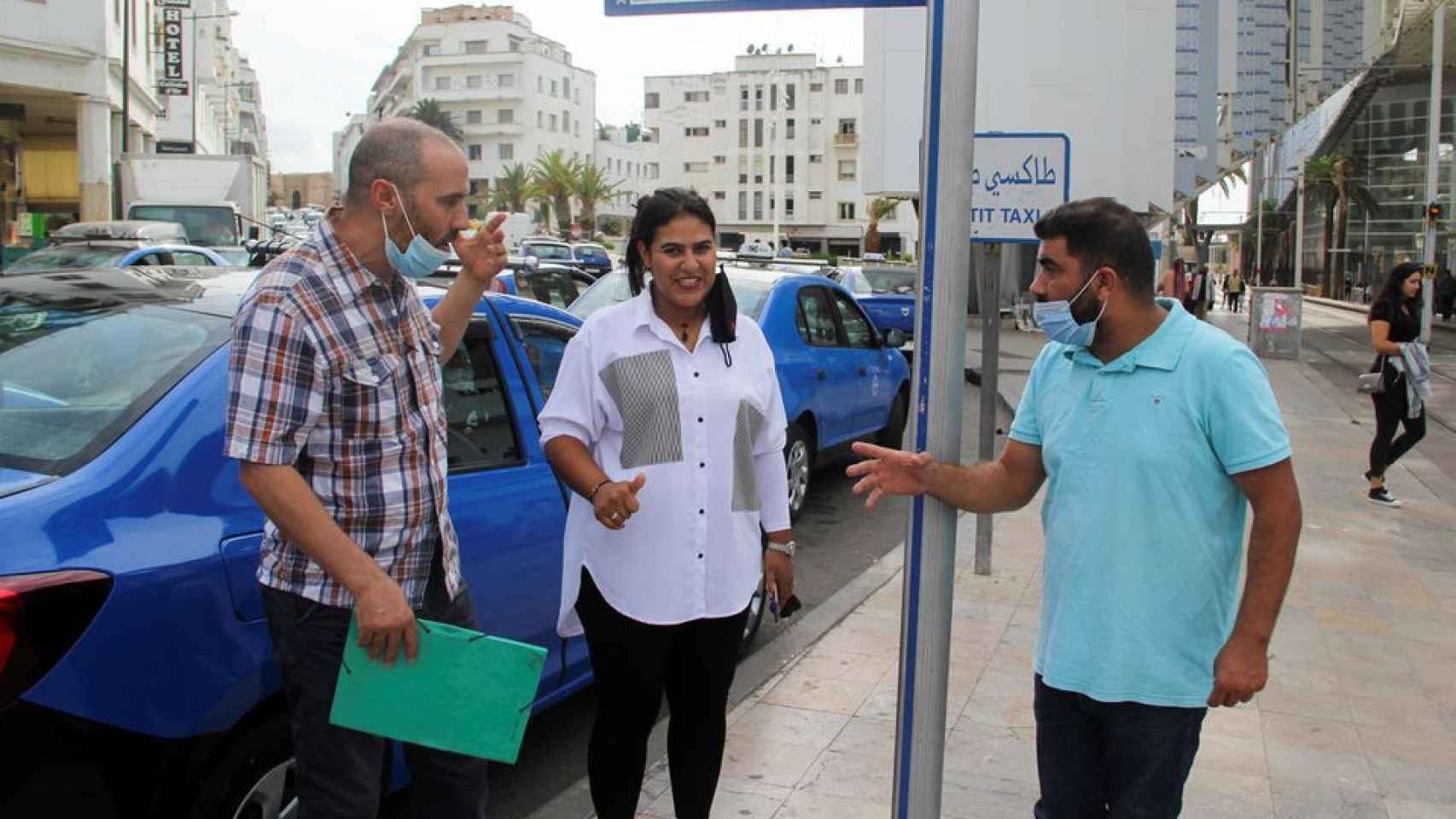 La taxista hablando con sus compañeros de trabajo en Rabat.