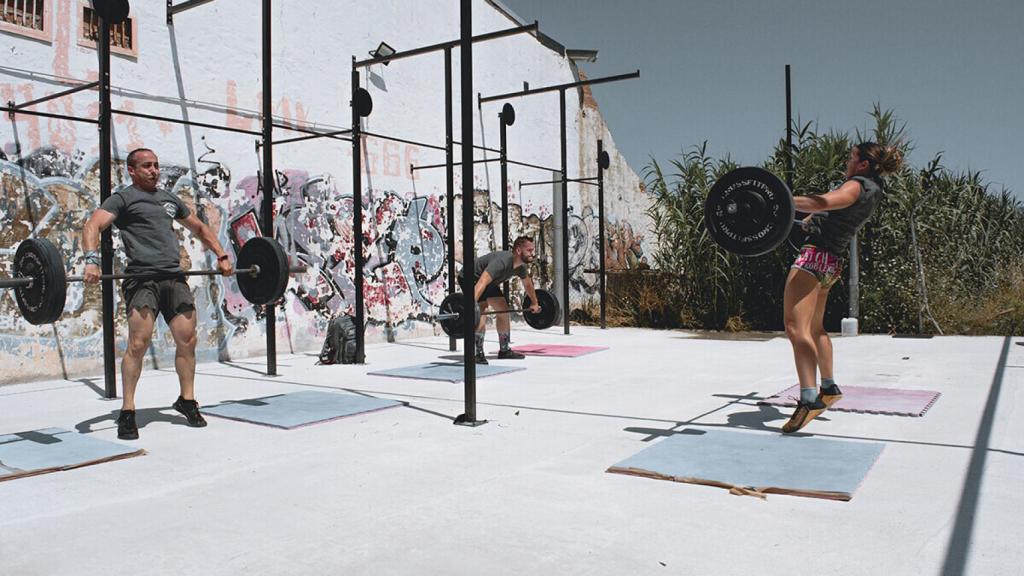 Este deporte mezcla diversas disciplinas para crear un entrenamiento funcional y de alta intensidad.