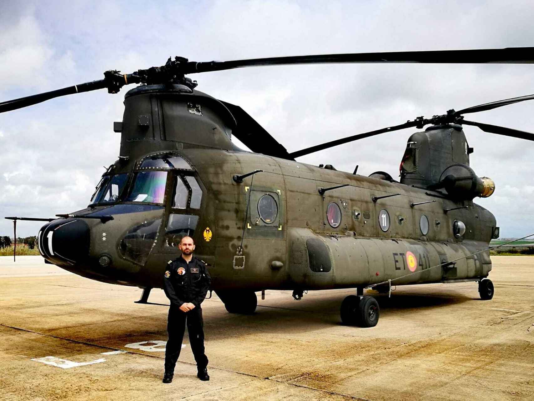 Ivan Vozmediano junto a un helicóptero militar Chinook.