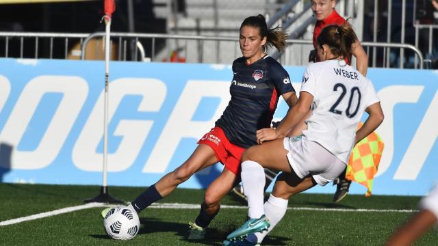 Kelley O'Hara (Washington Spirit) ante la dorsal 20 del Kansas City, Mallory Weber