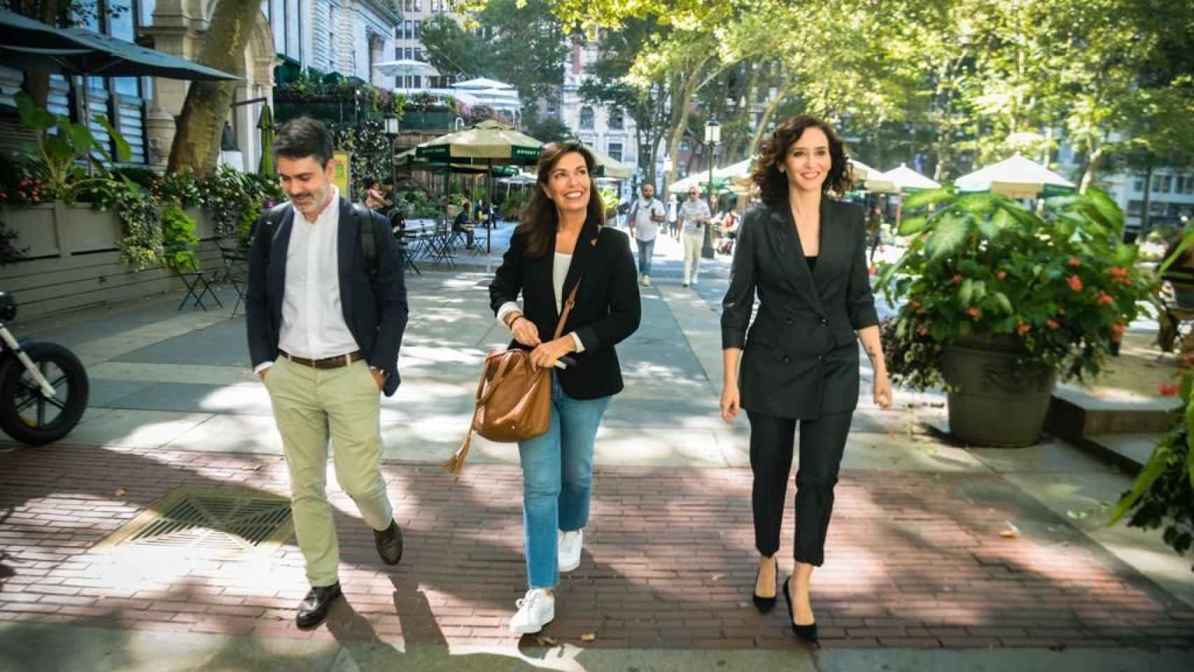 A la derecha, Isabel Díaz Ayuso, escoltada por su jefe de prensa y su directora de medios, en Nueva York.
