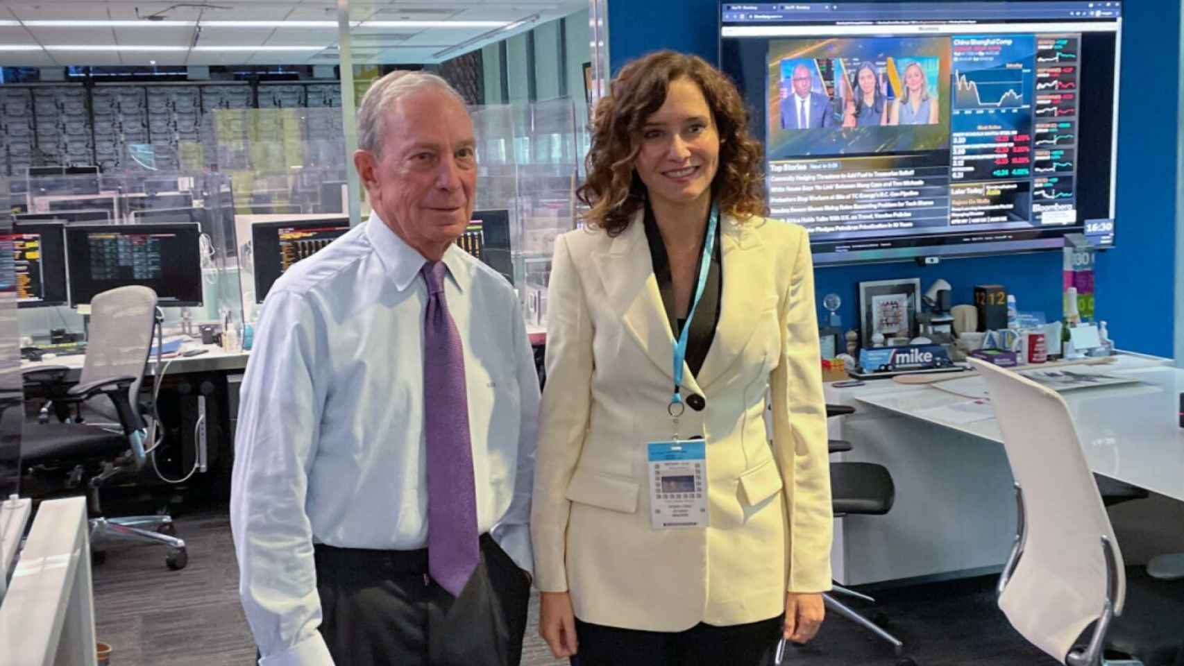 Isabel Díaz Ayuso y Michael Bloomberg, CEO de Bloomberg, en la sede de la compañía en Nueva York.