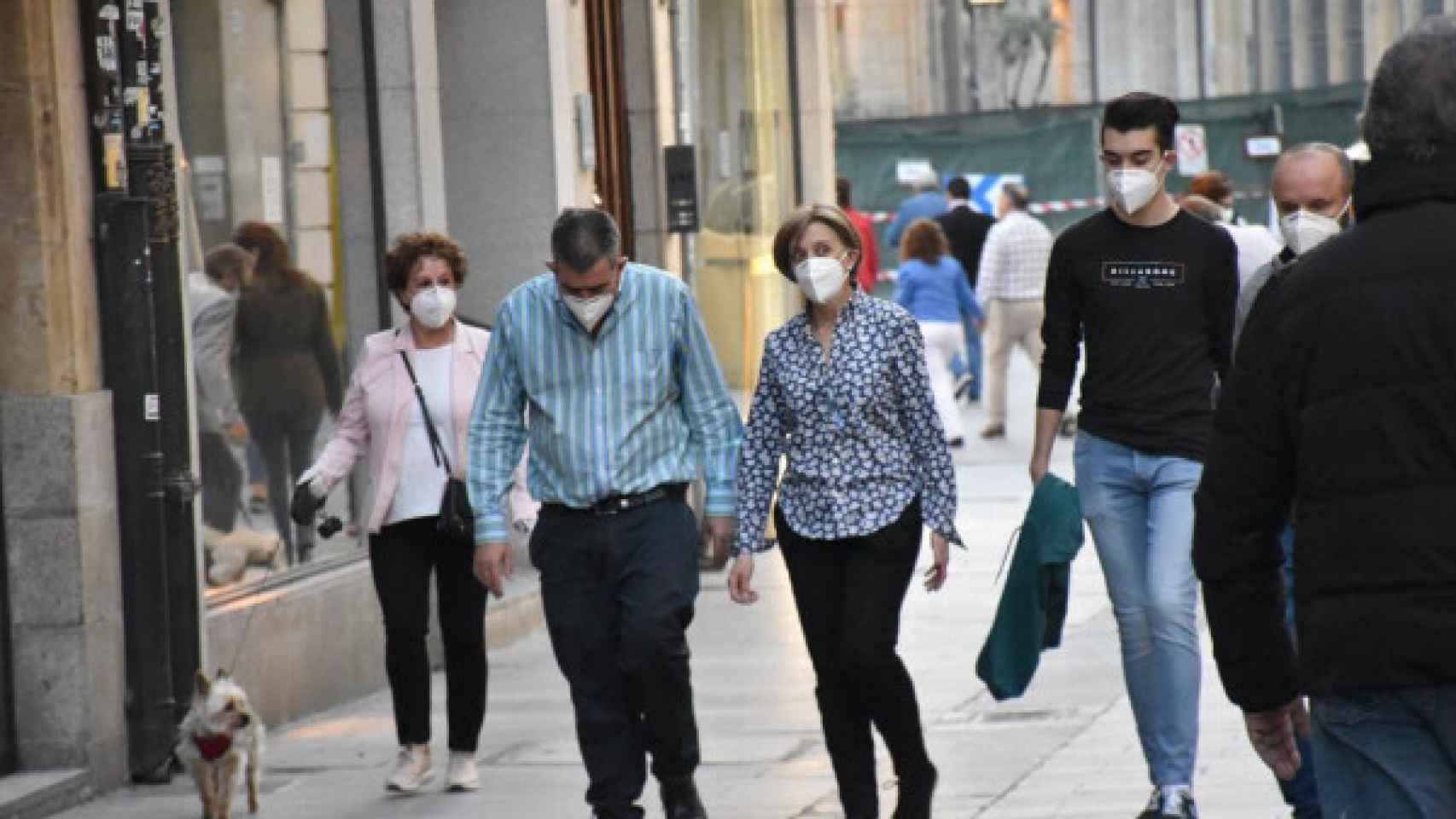 Ciudadanos con mascarillas paseando por la calle Toro de la capital salmantina