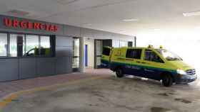 Una ambulancia junto al Servicio de Urgencias