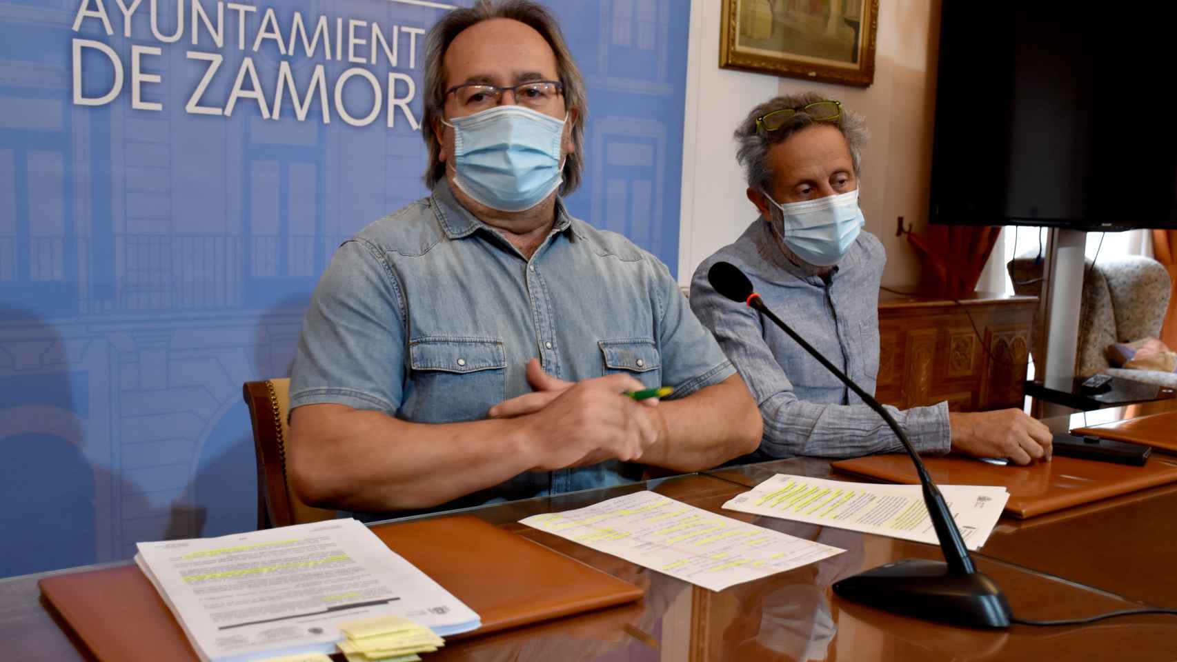 Francisco Guarido y Romualdo Fernández con el informe policial sobre el caso Raga