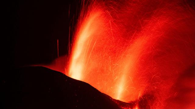 Se abre otro camino de lava en el volcán de La Palma. Efe