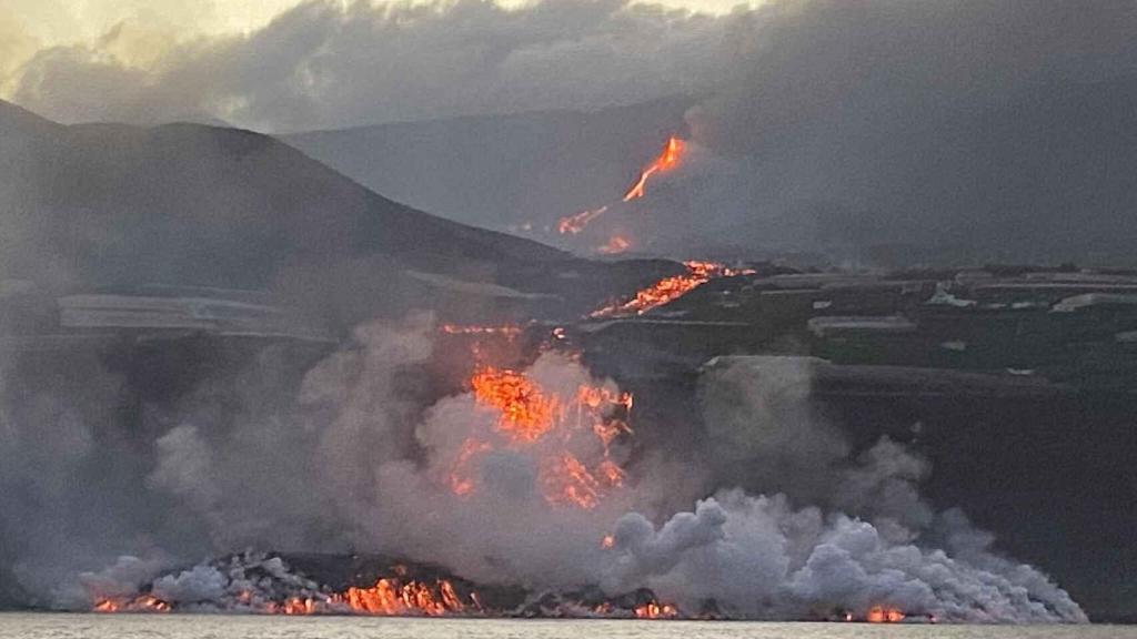 Imagen de la lava llegando al mar desde el buque de Ramón Margalef.