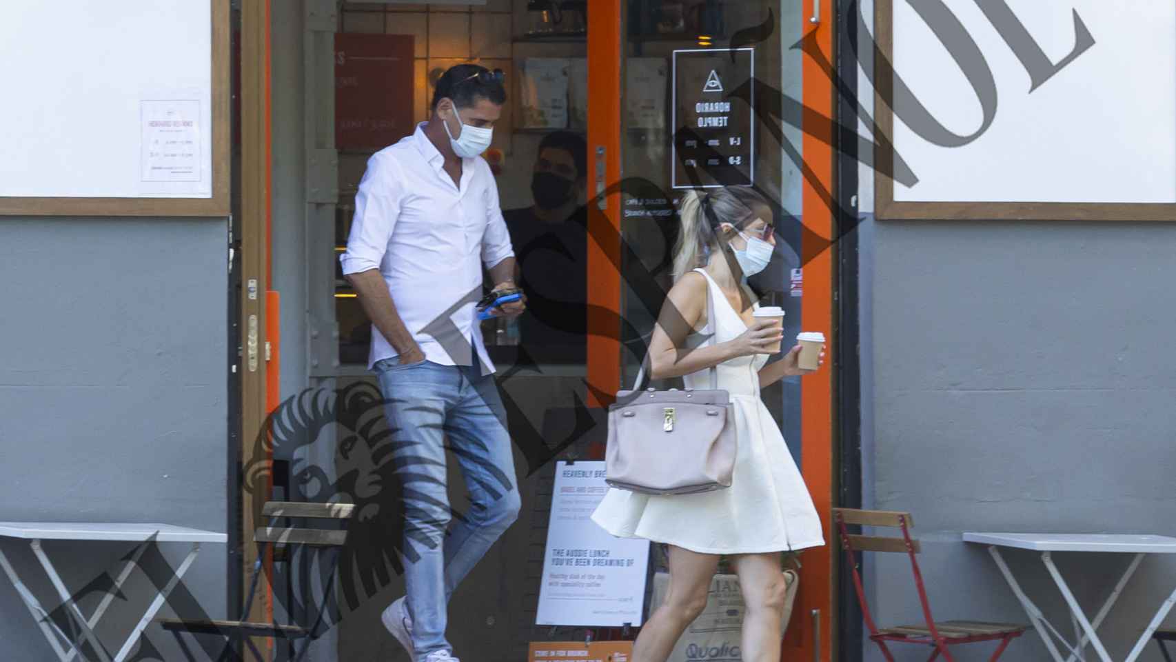 Fernando Hierro y su novia tras salir de un local de desayunos en Madrid.