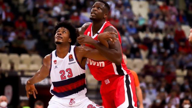 Enoch (Baskonia) pelea un rebote ante Fall (Olympiacos)