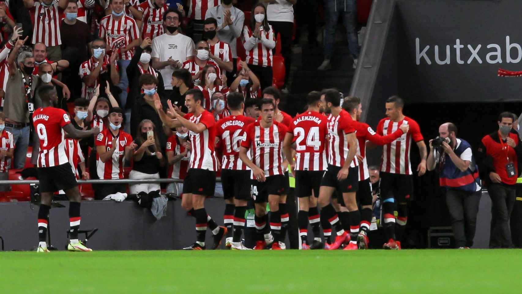 Los jugadores del Athletic celebrando un gol ante el Alavés