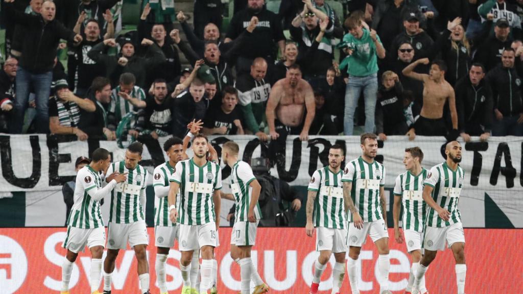 Los jugadores del Ferencvaros celebran el gol de Uzuni