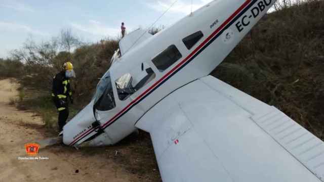 La avioneta accidentada este jueves en Casarrubios. Fotos: CPEIS Toledo.