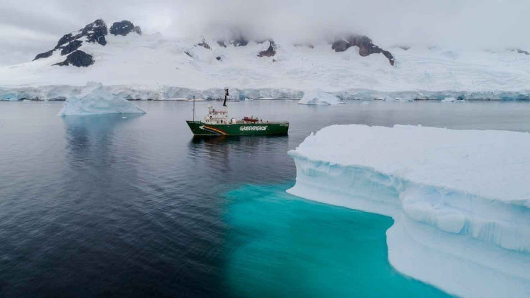 El barco Arctic Sunrise de Greenpeace en las aguas de la Antártida