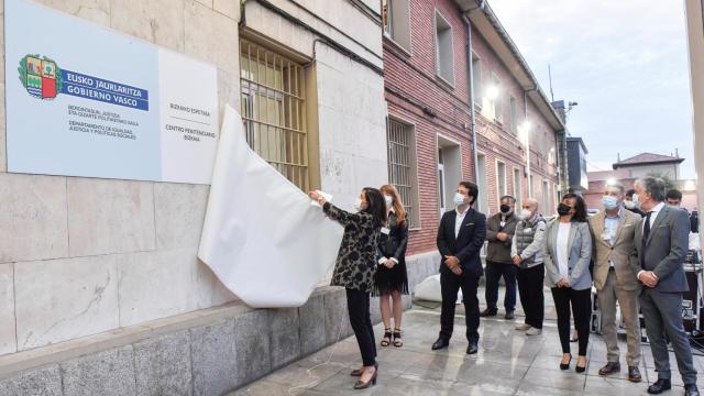 La consejera de Justicia, Beatriz Artolazabal (i), presiden la prisión de Basauri su primer acto oficial como gestora de los centros penitenciarios.