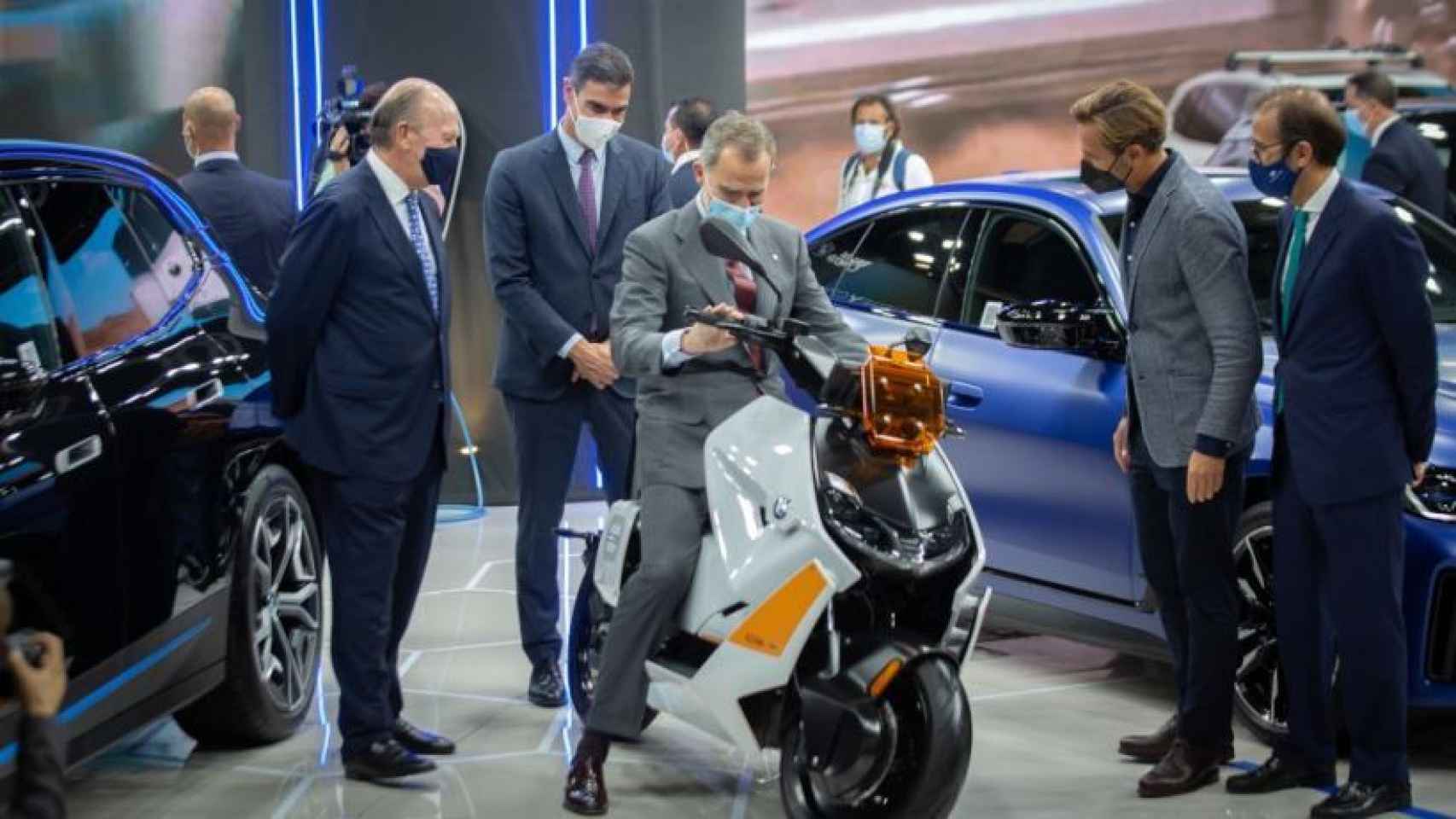 Sánchez observa cómo Felipe VI se desenvuelve sobre una moto, en el Salón del Automóvil.